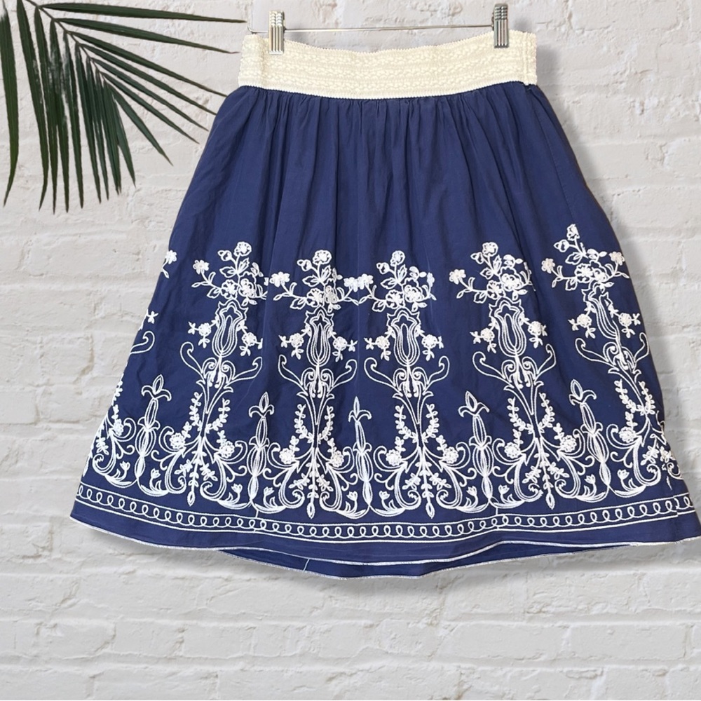 Metro Wear Navy and Ivory Chunky embroidered Knee Length Skirt - Size Medium